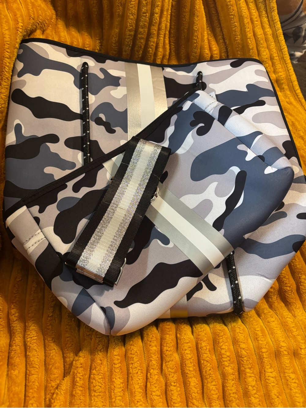 NWT ah•dorned Stylish Camouflage Tote and Pouch Set - Picture 6 of 12